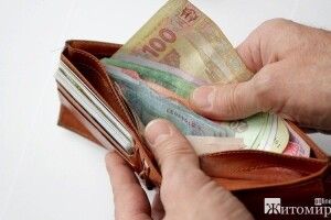 На Рівненщині хлопець крав гроші з рахунку матері його дівчини
