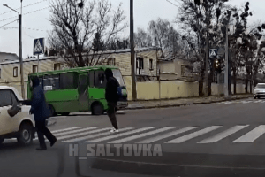 Пішохід оригінально «провчила» порушника ПДР: відео «підірвало» мережу
