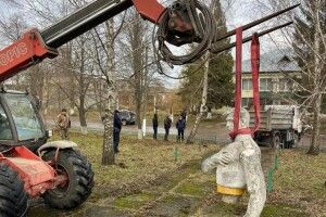 Звільнили старосту села, який захищав від демонтажу радянський пам’ятник