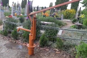 На кладовищах Рожища відремонтували ручні водяні колонки