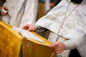 Священник влаштовував секс-вечірки з «наркотиками для зґвалтувань» за гроші парафіян