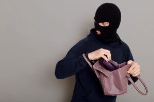 Волинянин на залізничному вокзалі обікрав пенсіонерку