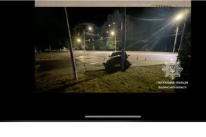 В обласному центрі Волині автомобіль BMW врізався у світлофор