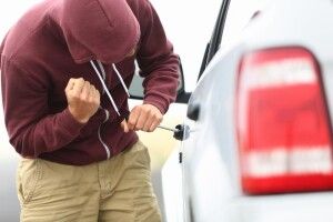 Викрали авто з власником. Тривогу підняла дружина