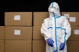 Через тиск влади лікарня у Волновасі відмовилась приймати захисні костюми від Фонду Порошенка