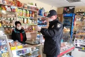 У Ківерцях роз'яснювальну роботу про фасування продуктів під час карантину проводить дільничний офіцер
