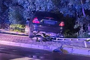 У Луцьку водій протаранив пішохідну огорожу і втік