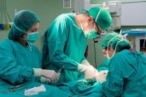 У Луцьку лікарі вперше успішно пришили палець 