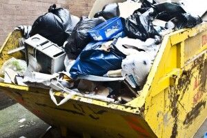 У смітті знайшли діаманти, дорогоцінні перстені і браслет