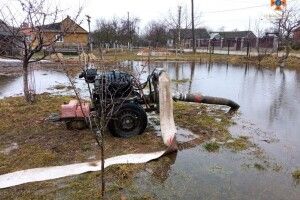 На Камінь-Каширщині затоплює обійстя, рятувальники відкачують воду