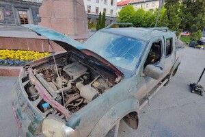 У центрі Луцька поставили обстріляне під Бахмутом авто