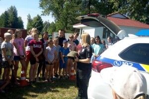 Дітвора у таборі приміряла форму рятувальників і «копів»