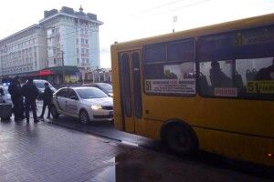 17-річний хлопець викрав у Рівному маршрутку і возив містом пасажирів