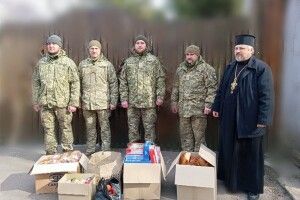 Церковна громада з Волині передала військовослужбовцям посилку з оберегами та смаколиками