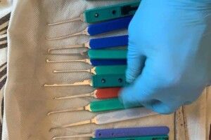 У Нововолинську впіймали квартирного злодія-рецидивіста з цілою валізою «відмичок» (Фото)