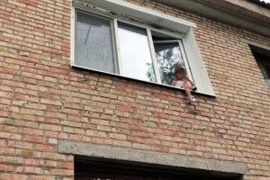 Поки батьків не було вдома, 5-річна дівчинка сиділа на підвіконні багатоповерхівки 