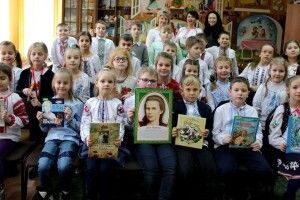 Луцькі другокласники вбралися у вишиванки і поринули в світ поезії Лесі Українки (фото)