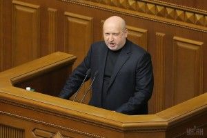 Турчинов задекларував колекцію старовинних книг і два підсвічники