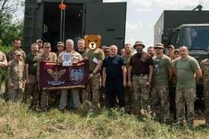 Порошенко з депутатом польського Сейму Ковалем приїхав на фронт і передав техніку у бригади ДШВ