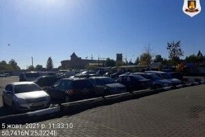Біля Центрального ринку вже роблять місце під парковку (Фото)