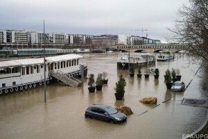 Велика повінь у Парижі: рівень води піднявся на 5 метрів (Фото)