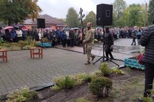 На Рівненщині люди навколішки під дощем зустрічали загиблого Героя (Відео)