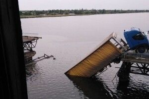 Обвалився міст і вантажівка зависла над водою