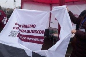 На Волині з ножем атакували агітаційний намет Порошенка (відео)