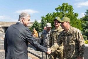 Порошенко з американською організацією Ukraine focus передали бригадам ТрО і «Госпітальєрам» партію «швидких»