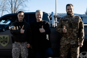 «Завтра стане на бойове чергування»: Порошенко передав потужний пікап у батальйон, який вирушає на передову (Фото, відео)