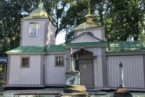 У Рівному побили вікна у церкві й пошкодили хрести на цвинтарі (Оновлено, фото)
