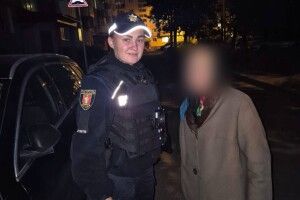 Не орієнтувалася у просторі: у Луцьку патрульні повернули додому літню жінку