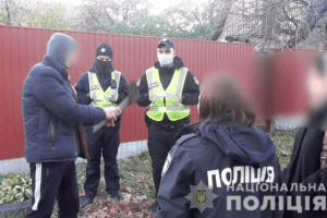 Чоловік сокирою ледь не вбив багатодітну матір: момент потрапив на камеру (Відео 18+)