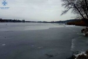 На Житомирщині вагітна на 7-му місяці жінка провалилась під лід