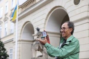 70-річний лікар із Франції проїхав 4000 км на ровері, щоб допомогти українцям