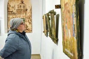 Експонують незвичайну виставку - ікони на ящиках з-під набоїв 
