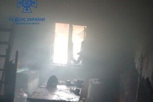 На Волині з палаючого будинку врятували чоловіка з інвалідністю (Фото)
