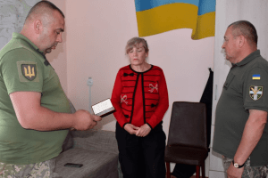 На Волині матері загиблого Героя з Волині вручили нагороду сина (Фото)