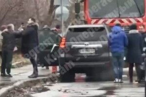 Помста долі: поки водій побіг з кулаками на пішохода, його авто в’їхало у сміттєвоз (Відео)