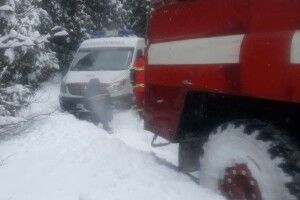 Вантажівка з киснем, «швидка», бензовоз і тролейбуси: який транспорт волинські рятувальники витягнули із заметів (Фото)