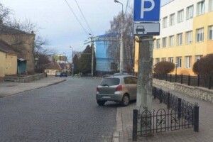 У Луцьку знову штрафуватимуть за порушення правил зупинки, стоянки та паркування