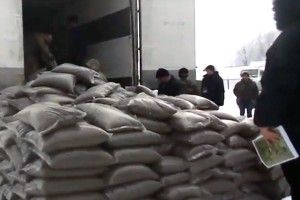 Під мішками із паливними гранулами виявили понад 500 ящиків сигарет (Відео)