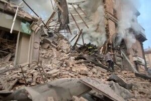 Удар окупантів по Запоріжжю: вже відомо про двох загиблих, рятувальники дістають людей з-під завалів
