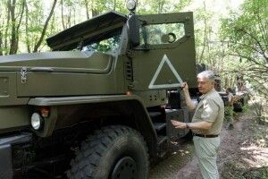 Порошенко передав розвідникам дрони, а вони показали трофейну техніку з Курщини