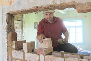 Поліський майстер мурує печі, які можуть одночасно гріти воду