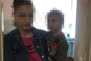4-річний хлопчик ледь не випав з вікна, поки мама «заробляла» на життя інтимом (Відео)