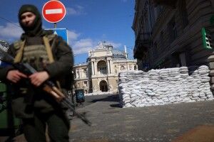 «З них летить ганчір'я»: біля Одеси українські військові підбили ворожий корабель