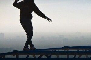Чоловік стрибнув з мосту та потрапив під колеса вантажівки