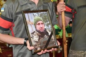 Плакало все село: на Волині провели на колінах в останню дорогу загиблого Героя 