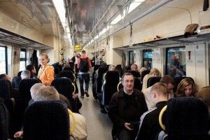 На Волині знайшли хуліганів, які повикидали з вікна поїзда понад десяток сидінь